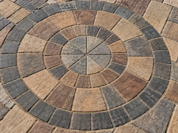 Medallón circular en pavimento de piedra_